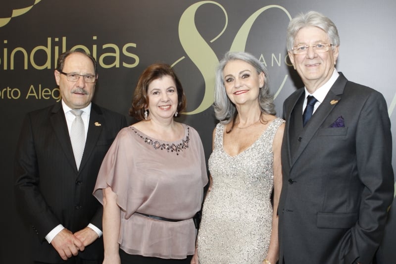 O governador José Ivo Sartori e Maria Helena Sartori com Ivana e Paulo Kruze, presidente do Sindilojas 