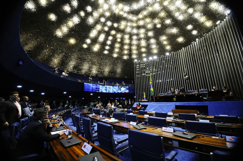 Por 44 a 26, os senadores derrubaram as medidas cautelares impostas ao senador Aécio Neves