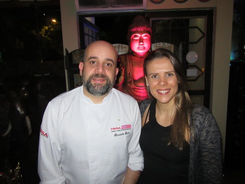 Alexandre Sharin e Karina Kriger brindando o Festival das Luzes no Restaurante Sharin