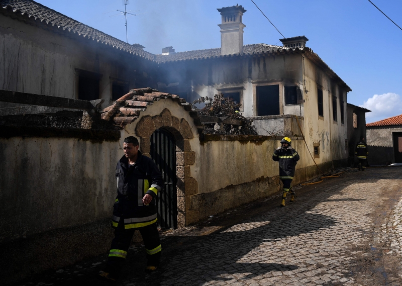 No território português, 2.700 bombeiros trabalham para combater focos