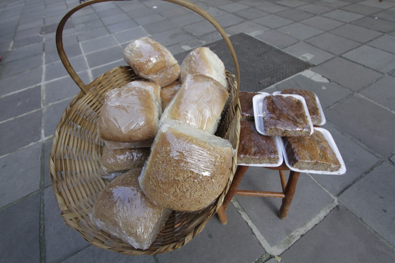 Bolos de laranja, banana e op&ccedil;&otilde;es integrais fazem parte do card&aacute;pio Foto: MARCO QUINTANA/JC