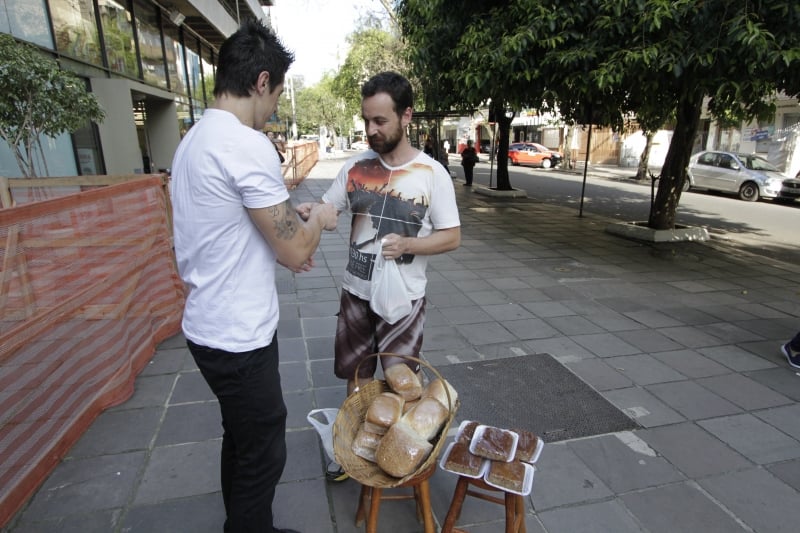 Entrevista com  o Guri do Pão, que vende pães e bolos em frente ao Zaffari da Fernando Machado.
Na foto: Anderson de Figueiredo Schmidt Foto: MARCO QUINTANA/JC