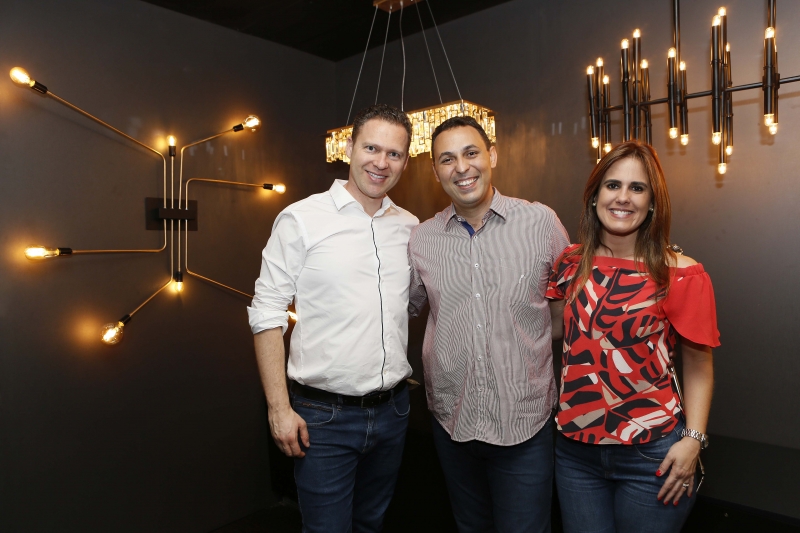 Rodrigo Costa Assis entre Marcos Blehm e Livia Brandão, no lançamento de seu livro Design da Iluminação, na Boutique dos Lustres