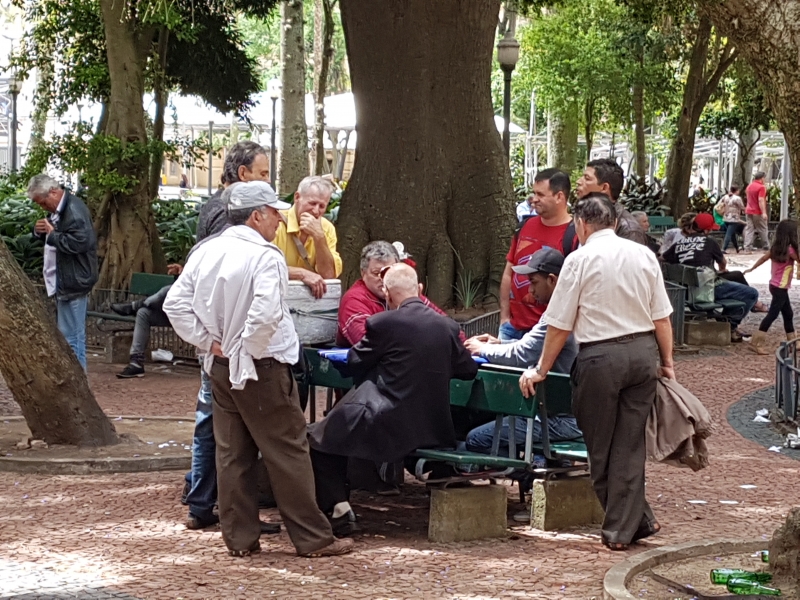O jogo de damas na Praça da Alfândega