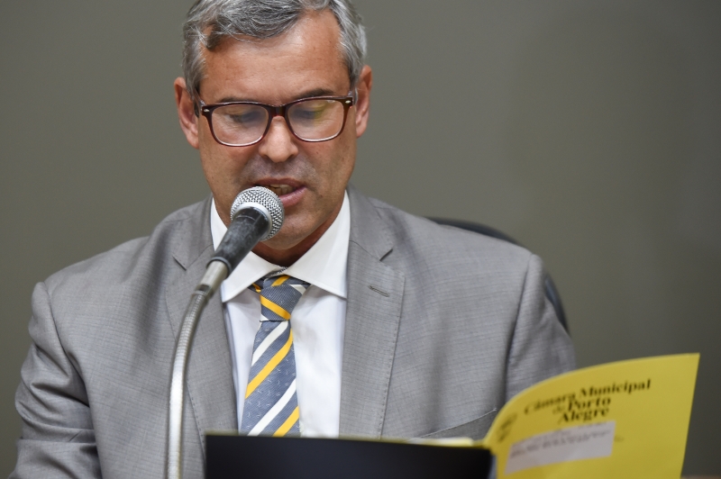 Secretário da Mesa Diretora, Pinheiro leu a denúncia no plenário