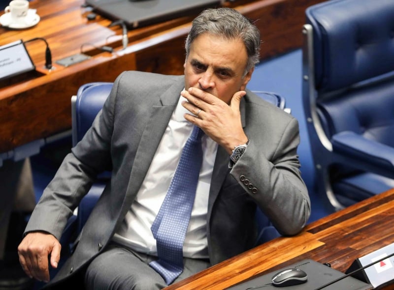 Polícia diz que aparelhos seriam usados pelo senador para maximizar sigilo das ligações