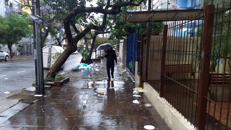 Lixo orgânico amanheceu em calçadas de bairros como o Bom Fim e Santana  