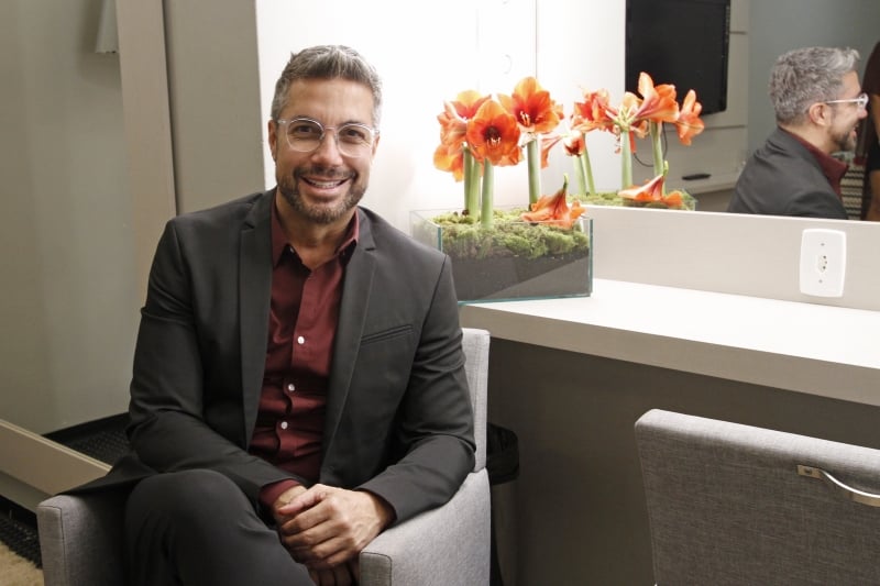 Maquiador Fernando Torquatto aconselha cuidado ao seguir padr&otilde;es de maquiagem Foto: MARIANA CARLESSO/JC