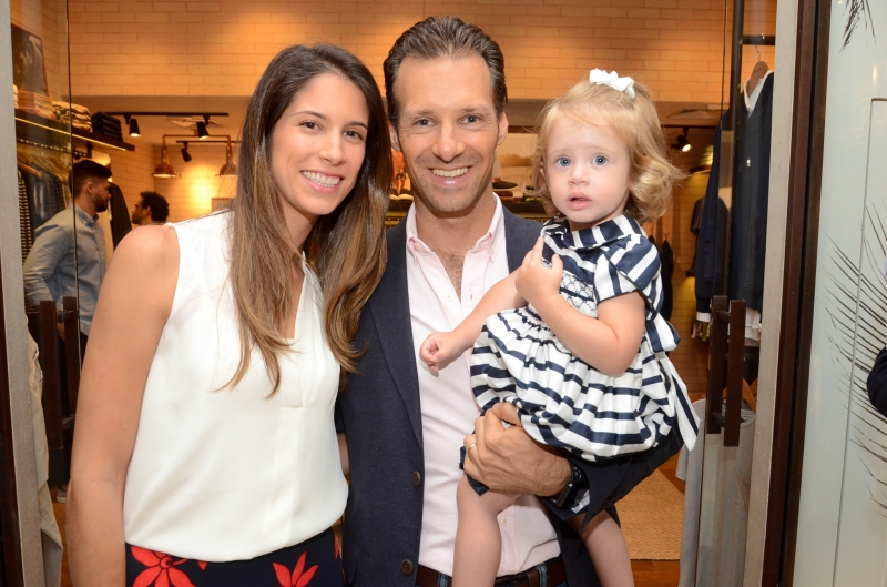 Nathália e João Gaspar Martins Bastos com a filha Valencia