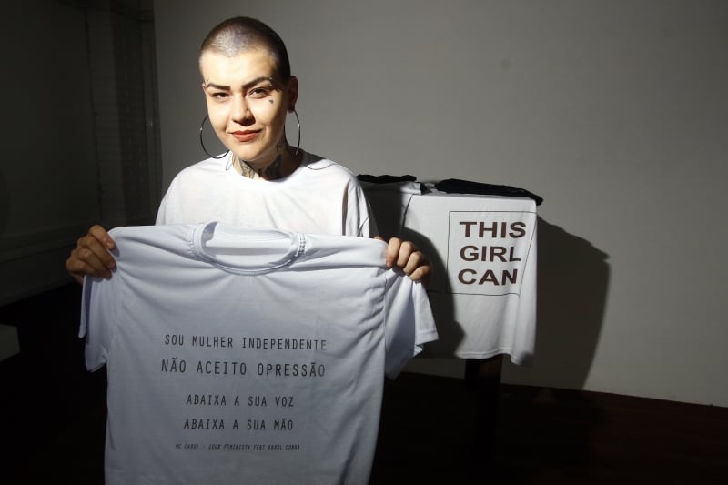 Amanda Steinhaus passou tr&ecirc;s anos desempregada, at&eacute; que criou a marca pr&oacute;pria de camisetas