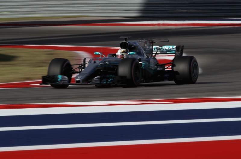 O piloto da Mercedes confirmou o favoritismo ao fazer a marca de 1min33s108