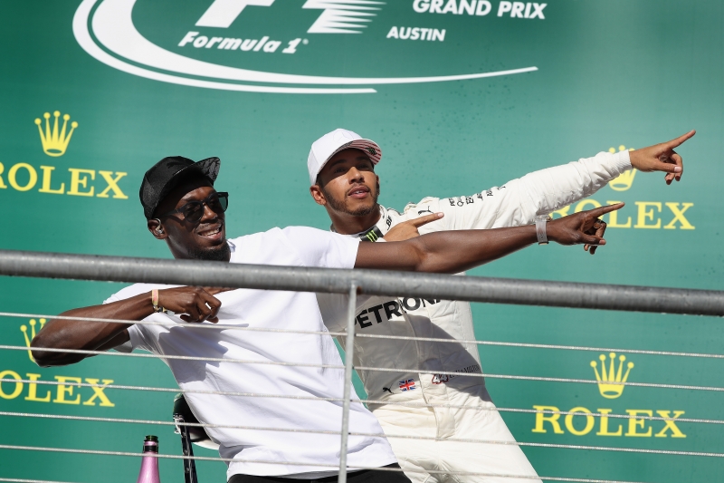 No pódio, Lewis Hamilton posou ao lado de Usain Bolt e seguiu o gestor popular do velocista