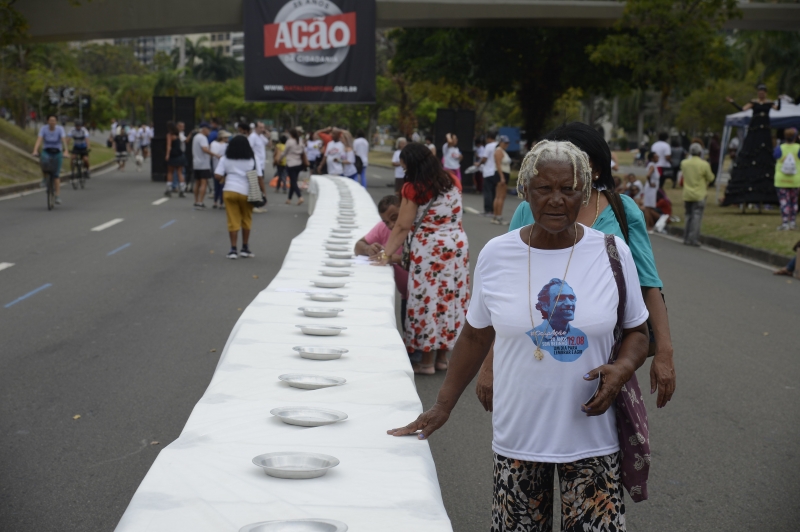 ONG Ação da Cidadania volta a montar a 'mesa da fome' após dez anos, desta vez no Rio