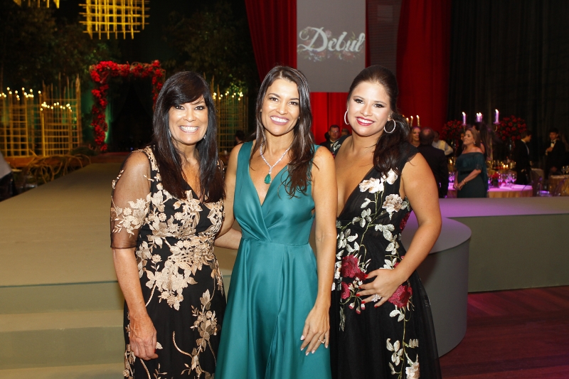 Bettina Becker e Nora Livonius Teixeira mais Victória Coufal organizaram, com maestria, o baile da Casa NTX