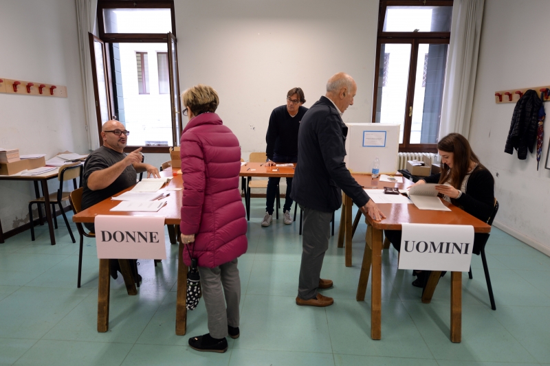 Veneza, sede do governo do Vêneto, mulheres e homens votam em urnas separadas