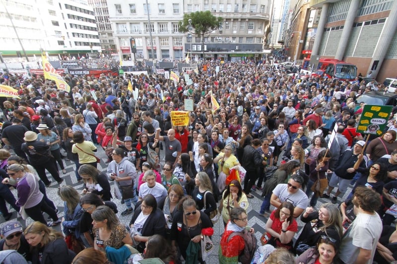 Cerca de 2 mil municipários se mobilizaram em frente ao Paço Municipal durante a reunião com o prefeito