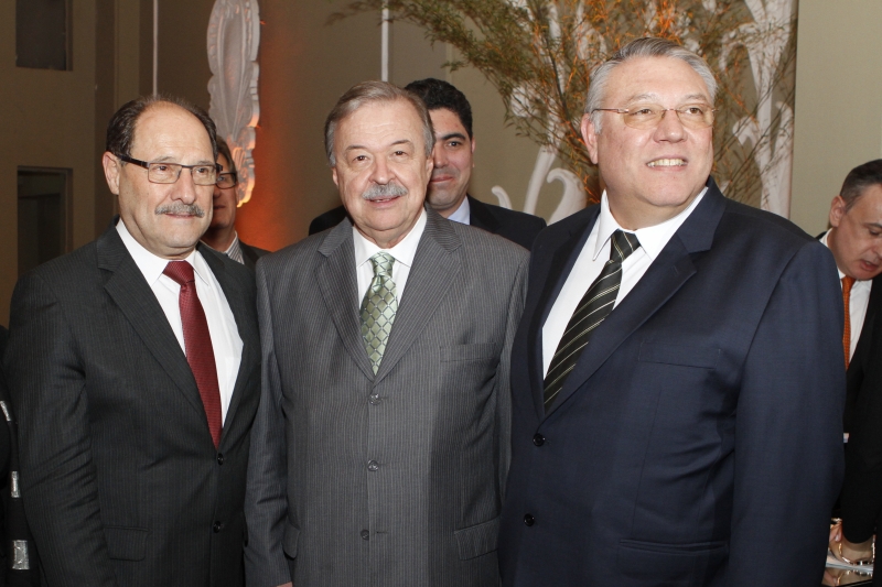 O governador José Ivo Sartori com Gilberto Petry, presidente da Fiergs, e Aquiles Dal Molin Júnior, presidente do Sinduscon 