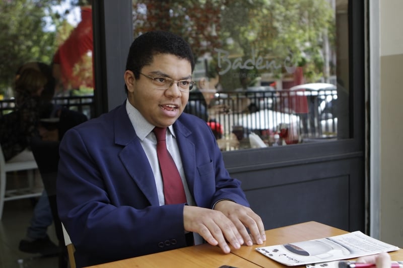 Ivonei promove as pr&aacute;ticas em ambientes p&uacute;blicos, como cafeterias Foto: MARCO QUINTANA/JC