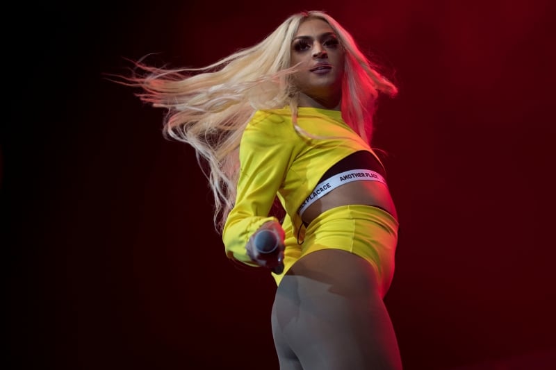 Brazilian singer and drag queen Pabllo Vittar performs in her concert at the Vivo Rio in Rio de Janeiro, Brazil, on October 21, 2017. / AFP PHOTO / Mauro PIMENTEL