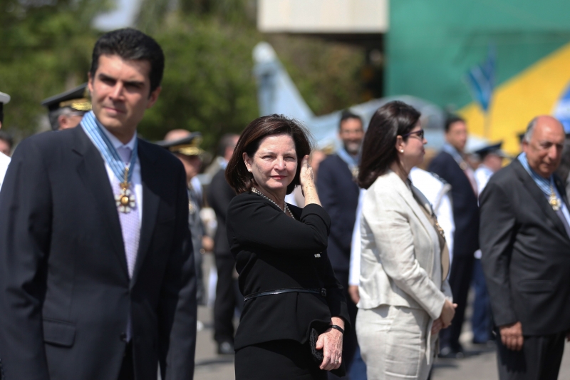 Ministro Hélder Barbalho e a procuradora Raquel Dodge no ato de entrega da Medalha do Mérito Aeronáutico