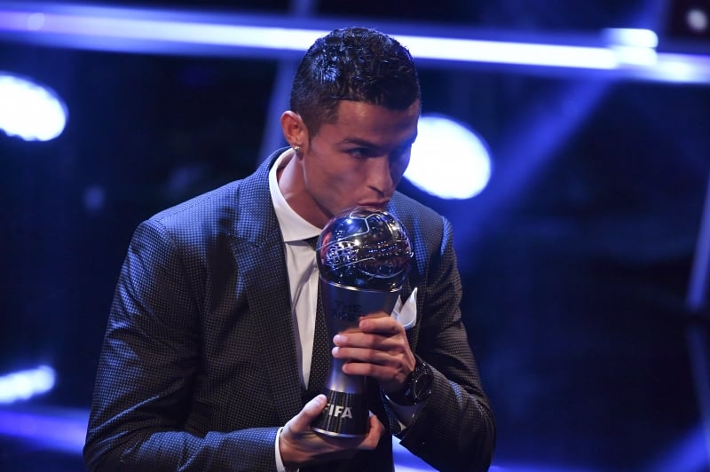 Cristiano Ronaldo beija o troféu após vencer o Prêmio Fifa de melhor jogador do mundo