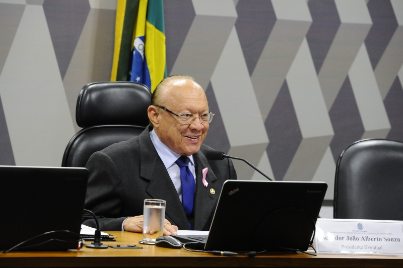 João Alberto Souza (PMDB-MA) afirma seguir orientação da Advocacia-Geral do Senado