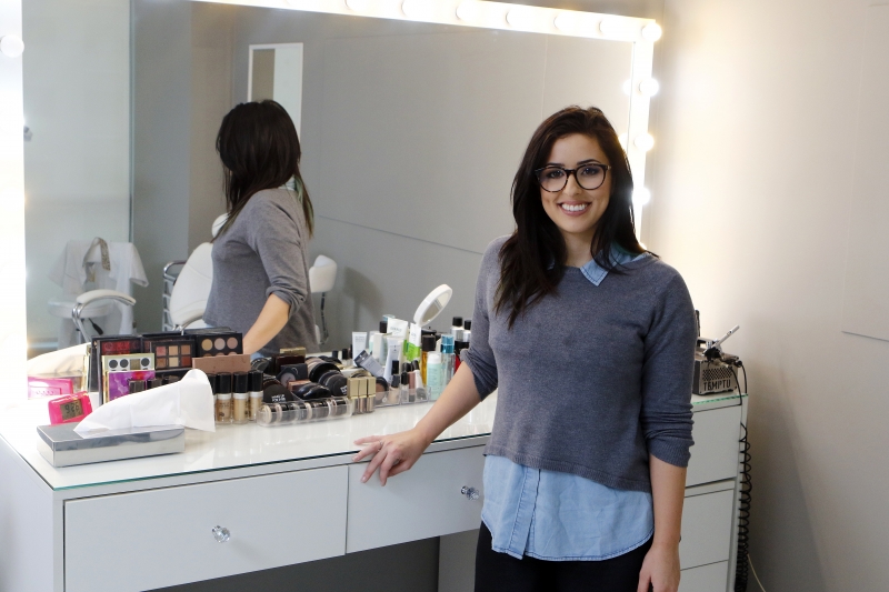 Julika Oliveira &eacute; maquiadora e tem cerca de 11 mil seguidores no Instagram Foto: FREDY VIEIRA/JC