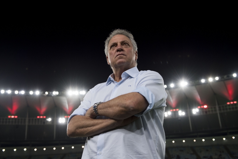 Clube ainda espera que Abel Braga consiga liberação do Fluminense para possível contratação