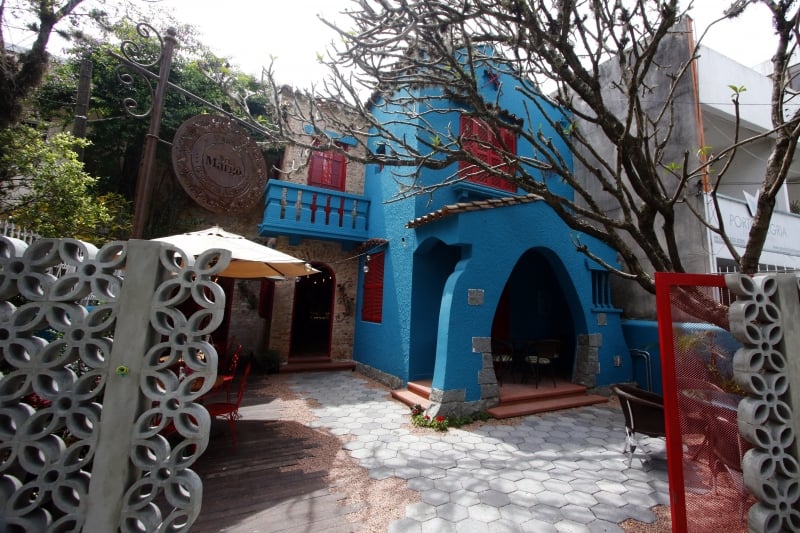 Casarão de pátio amplo e colorido serve de cenário para o enredo da personagem criada no estabelecimento Foto: FREDY VIEIRA/JC