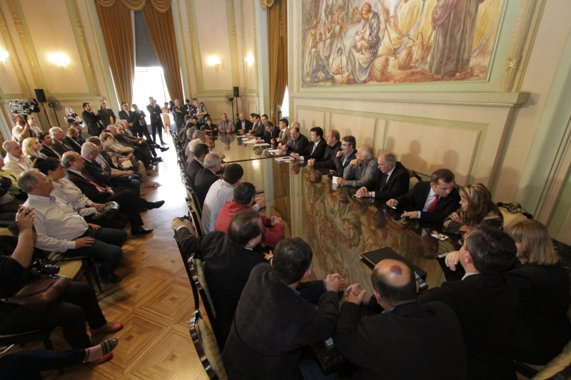 Reunião do Piratini contou com a participação de dezenas de representantes políticos da região  