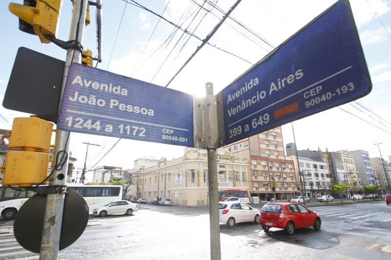 Do 41.239 conjuntos de placas, 4.412 conjuntos devem ser instalados em estruturas pr&oacute;prias, em vias arteriais