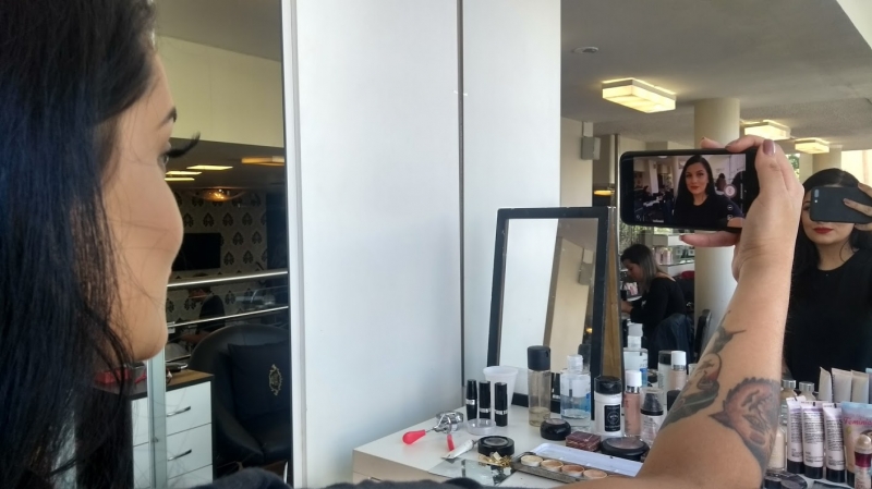 Os espectadores que Franciele conquista na internet solicitam seus servi&ccedil;os em um sal&atilde;o de Canoas Foto: J&Uacute;LIA FERNANDES/ESPECIAL/JC