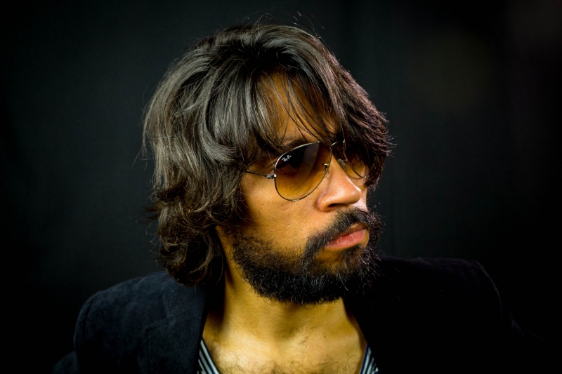 Guitarrista e compositor, Lopez tem influência de Raul Seixas, Beatles e musicalidade da década de 1960