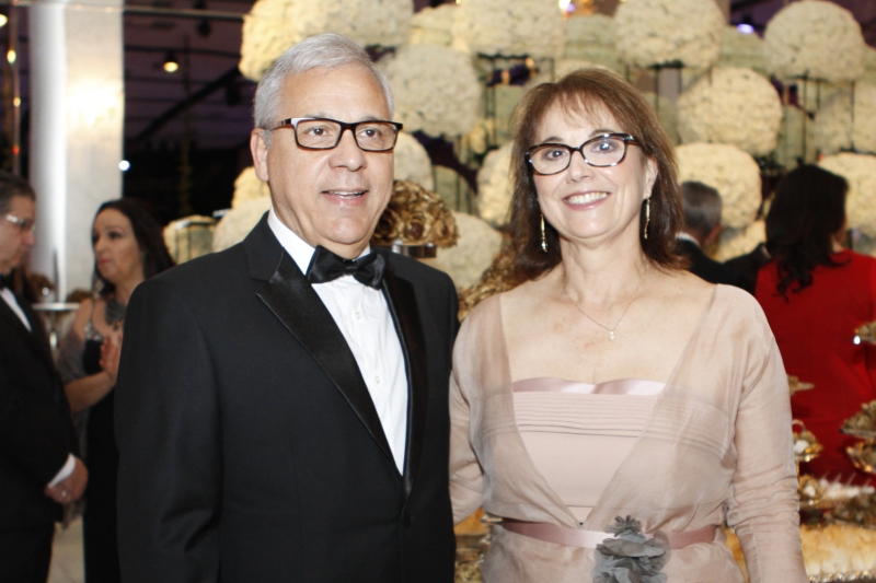Fotolegenda
Sergio Gilberto Porto e Marta Athayde Porto no Baile de Gala das Volunt&aacute;rias pela Vida  
 

