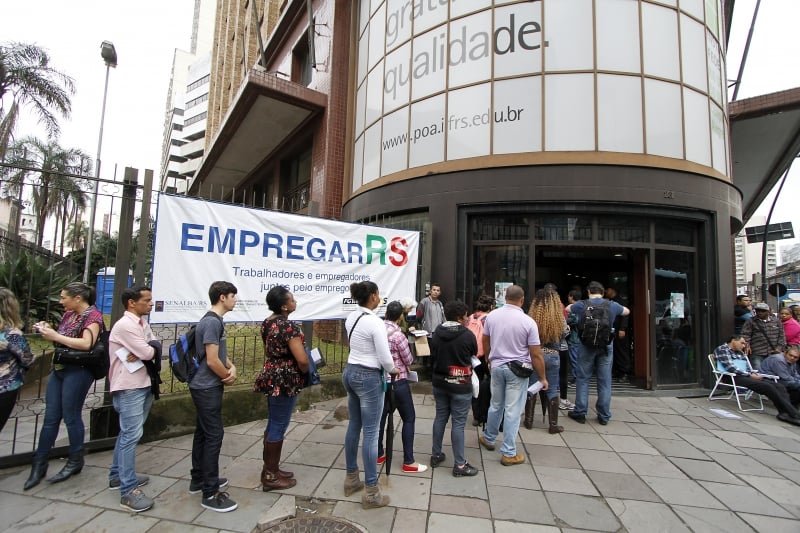  Foi o terceiro mês de aumento consecutivo no número de vagas com carteira assinada