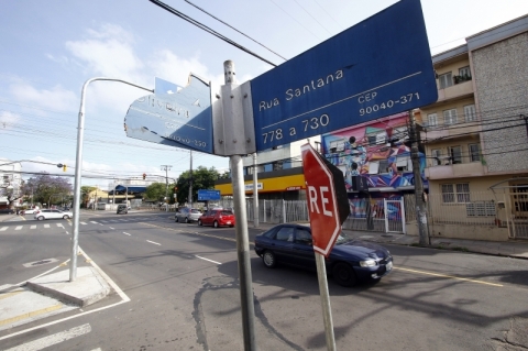 Leil�o da concess�o para as placas de rua recebe proposta duas vezes maior que o m�nimo