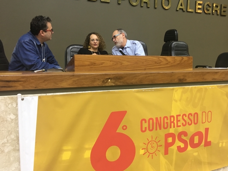 Congresso do PSOL gaúcho aprovou nome de Luciana Genro (c) para Presidência