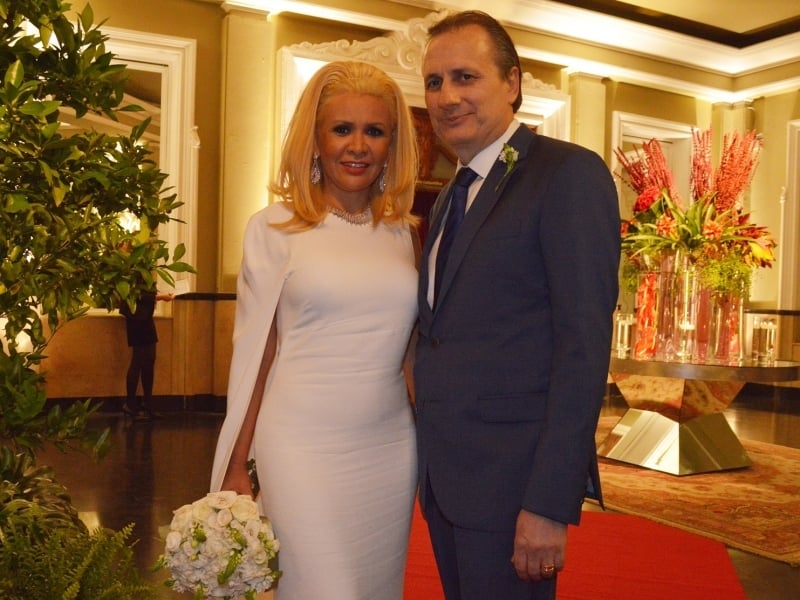 Simone e Estevio Caio Salvadori, na comemoração de Bodas de Prata do casal e 50 anos do empresário canoense