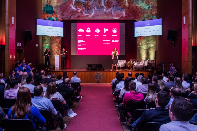 Camila Farani, do Shark Tank, na Universidade La Salle, em Canoas