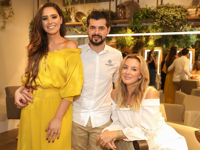 Os anfitriões, Ana Carolina Carloto e Rafaeli Aguilheiro, com Cláudia Bartelle
