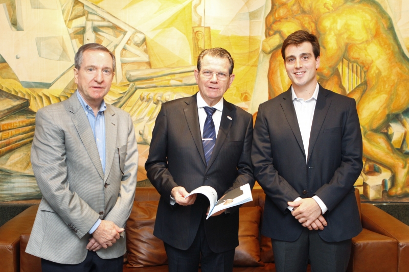 Presidente da Fecomércio-RS (d) foi recebido por Mércio Tumelero e Giovanni Tumelero