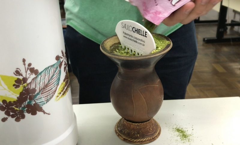 Chimaf&aacute;cil - produto inventado por dois professores da Unilasalle - teste para fazer chimarr&atilde;o na reda&ccedil;&atilde;o do Jornal do Com&eacute;rcio Foto: PATR&Iacute;CIA COMUNELLO /ESPECIAL/JC