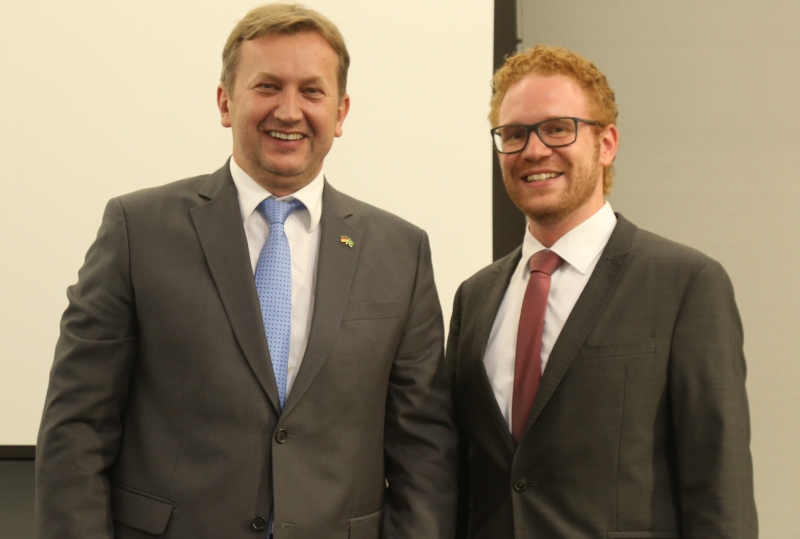 Fotolegenda
Claudio G&uuml;nter, CEO da Stihl, e Andreas Montag, executivo da Fraport no Brasil, no almo&ccedil;o da C&acirc;mara Brasil Alemanha 
 
