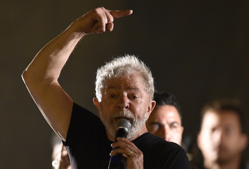 "Se o povo não tem dinheiro para comprar, por que as empresas vão produzir, empregar?", disse Lula