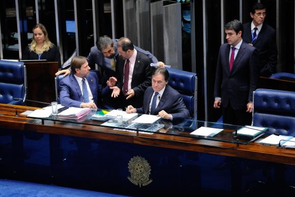 Presidente do Senado, Eunício Oliveira, durante sessão para votar o projeto de serviços de aplicativos de transporte individual 