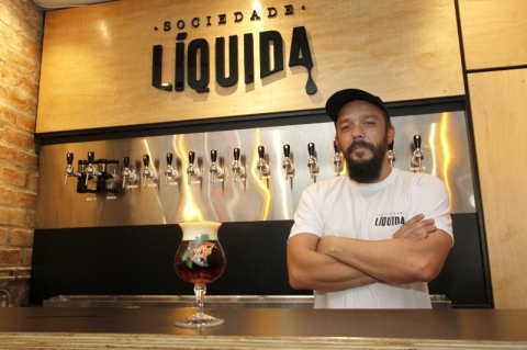 Klaus, s�cio da Sociedade L�quida, prepara blends personalizados para os clientes