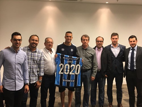 Após o acerto, Luan posou ao lado da camiseta 2020, em referência ao período de término do contrato