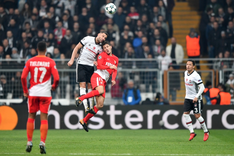 Stevan Jovetic disputa a bola com Dusko Tosic no encontro entre Besiktas e Monaco
