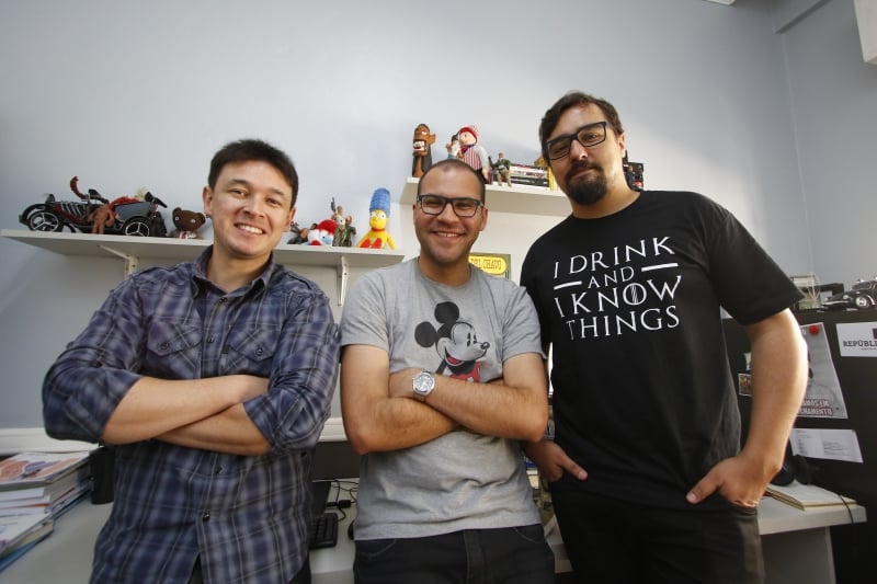 Leonardo entre Robson e Ricardo, seus antigos chefes e atuais parceiros Foto: FREDY VIEIRA/JC