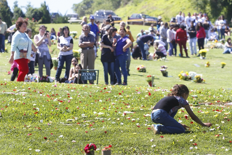 Jardim da Paz realizou sua tradicional 'chuva' de pétalas